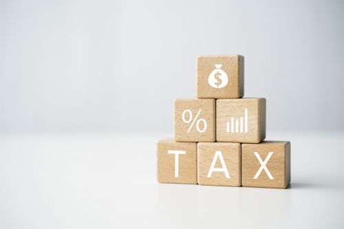 Holzwürfel mit Aufschrift Tax