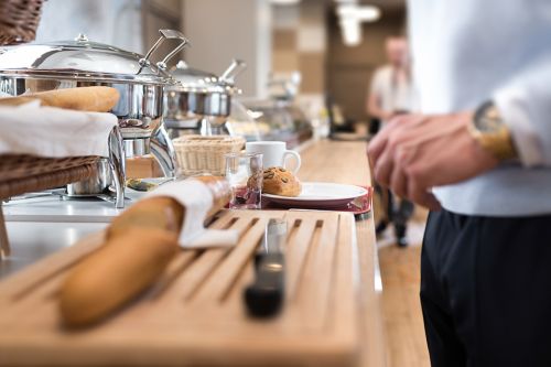 Mann am Frühstücksbuffet